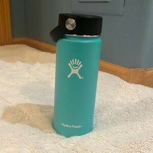 Blue hydroflask 18 oz